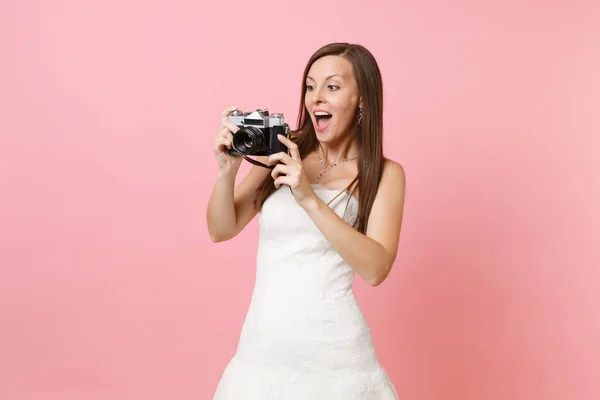 드레스 분홍색 배경에 복고풍 빈티지 카메라에 사진을 결혼식 조직입니다 — 스톡 사진