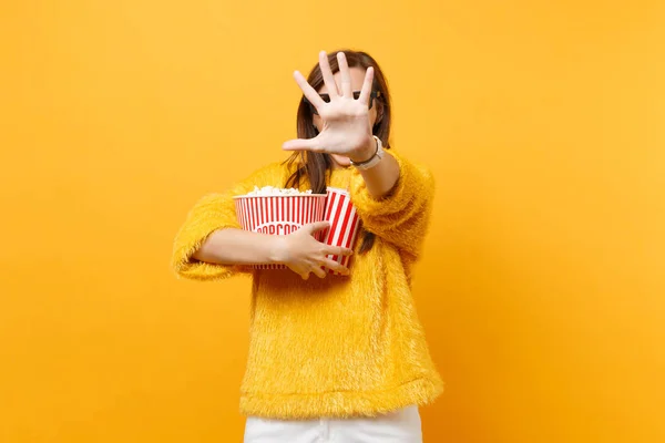 Mujer Asustada Gafas Imax Cerrando Pantalla Mano Viendo Películas Sosteniendo — Foto de Stock