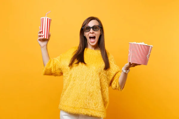 Podekscytowany Szczęśliwy Młoda Kobieta Okulary Imax Oglądanie Filmu Wiadro Popcornu — Zdjęcie stockowe