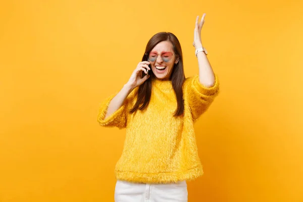 Mujer Joven Riendo Gafas Corazón Levantándose Mano Hablando Por Teléfono —  Fotos de Stock
