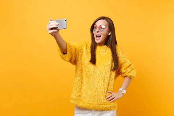 Nervózní Mladá Žena Srst Svetr Brýle Srdce Dělá Pořizování Selfie — Stock fotografie