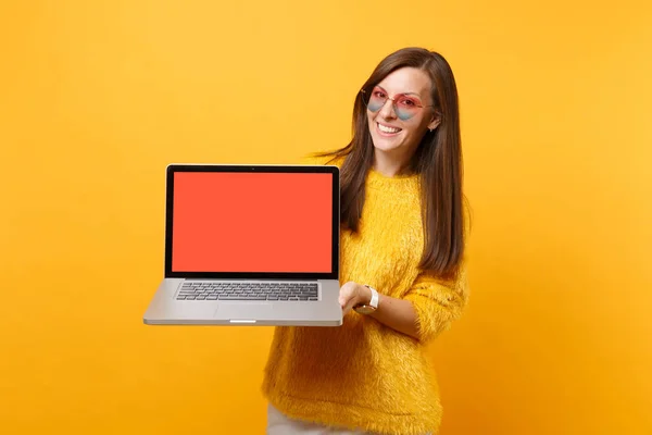 Leende Ung Kvinna Tröja Hjärtat Glasögon Håller Bärbar Dator Med — Stockfoto
