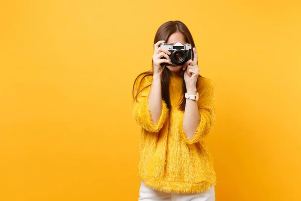 Bruna Giovane Donna Pelliccia Maglione Che Copre Viso Scattare Foto — Foto Stock