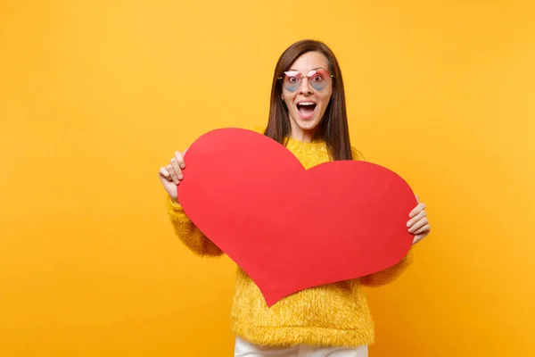 Retrato Mujer Joven Sorprendida Excitada Gafas Corazón Suéter Piel Con — Foto de Stock