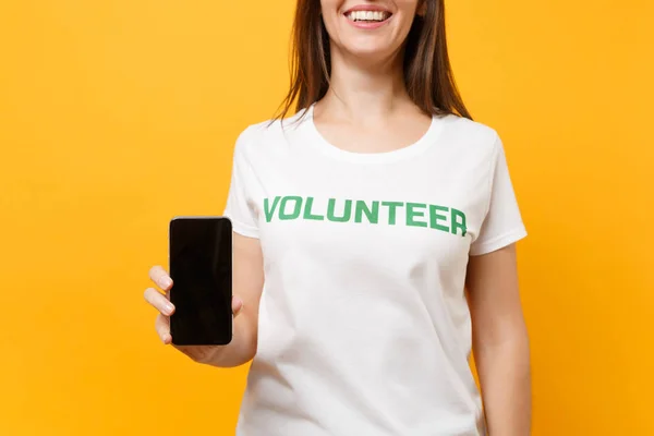 Donna Shirt Bianca Scritta Iscrizione Verde Titolo Volontario Tenere Telefono — Foto Stock