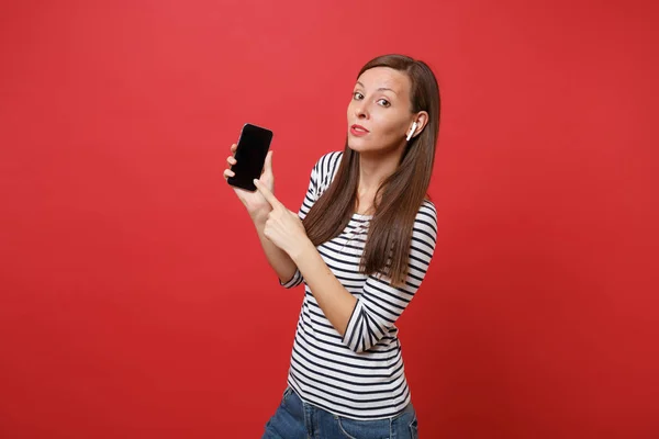 Красивая Молодая Женщина Беспроводными Наушниками Держать Мобильный Телефон Чистым Черным — стоковое фото