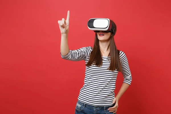 Chica Joven Gafas Realidad Virtual Toque Algo Como Pulsar Botón —  Fotos de Stock