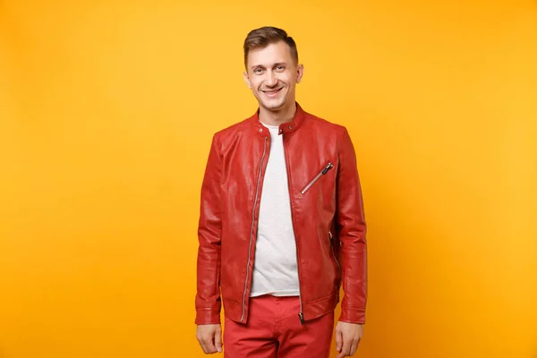 Porträtmoden Lächelnden Gutaussehenden Jungen Mann Jahre Roter Lederjacke Shirt Steht — Stockfoto