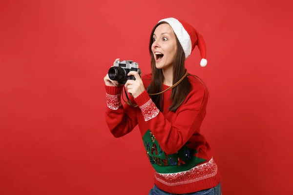 Förvånad Över Unga Santa Flicka Tar Bilder Retro Vintage Fotokamera — Stockfoto