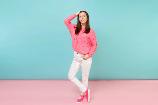 Retrato Comprimento Total Jovem Sorridente Camisola Rosa Malha Calças Brancas — Fotografia de Stock