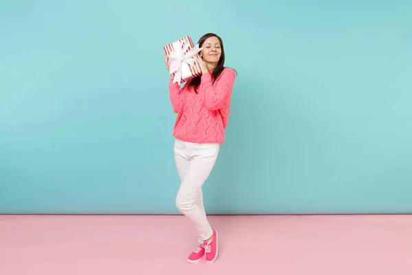 针织玫瑰毛衣的妇女全长肖像 白色裤子摆在明亮的粉红色蓝色柔和的墙壁背景在工作室查出的礼品盒 时尚生活理念 模拟复制空间 — 图库照片