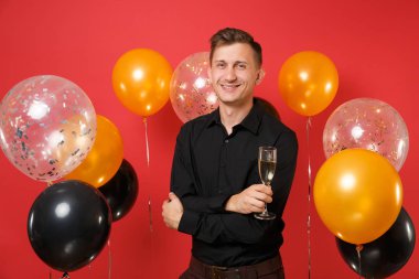 Kırmızı arka plan hava balonu üzerinde kutluyor yakışıklı genç siyah klasik gömlek kadeh şampanya, holding. St. Valentine's, kadınlar günü, mutlu yeni yıl, Doğum günü mockup tatil parti konsept