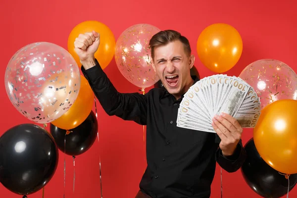 Joven Alegre Con Camisa Clásica Haciendo Gesto Ganador Sosteniendo Montón —  Fotos de Stock