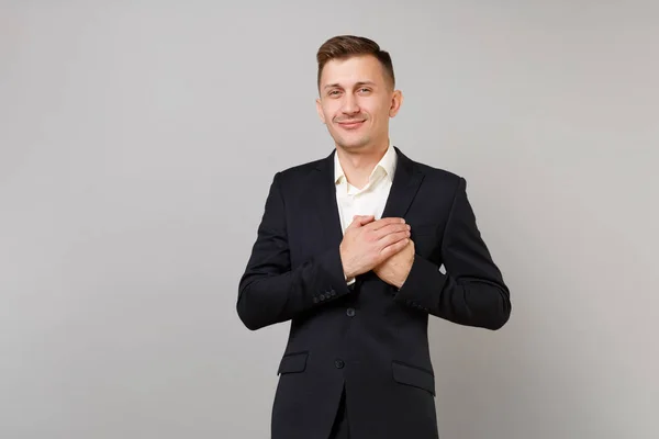 Портрет Улыбающегося Молодого Бизнесмена Классической Черной Рубашке Держащего Руки Сложенными — стоковое фото