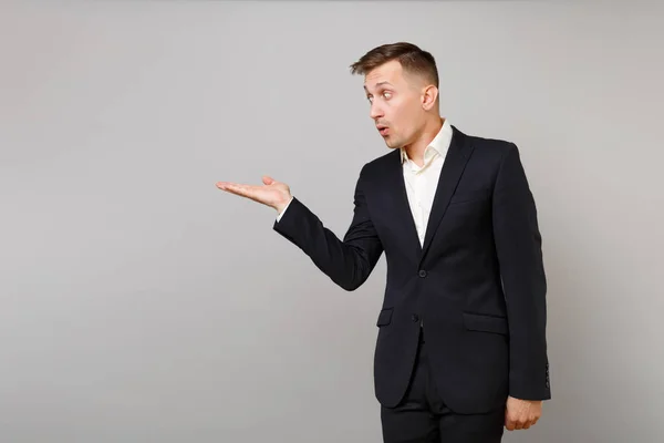 Retrato Del Joven Empresario Sorprendido Traje Negro Clásico Camisa Mirando — Foto de Stock