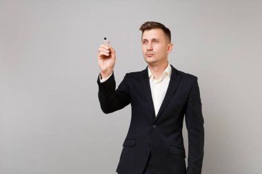 Gri arka plan üzerinde izole sanal ekranda siyah marker kalemle yazma genç iş adamı Klasik takım sanal duvar üzerinde çizim. Başarı kariyer servet iş kavramı. Kopyalama alanı alay