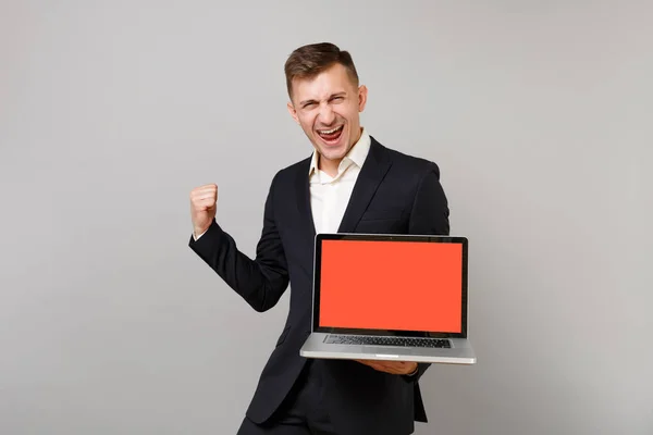 Joyful Jovem Homem Negócios Terno Fazendo Gesto Vencedor Segurando Computador — Fotografia de Stock