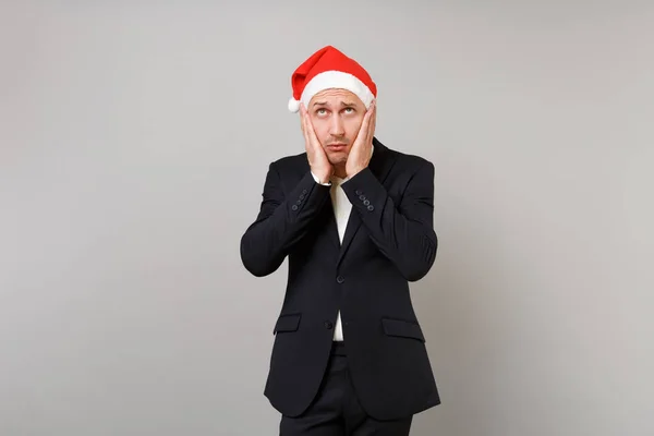 Άνθρωπος Κουρασμένος Αναστατωμένος Νέοι Επαγγελματίες Στο Χριστουγεννιάτικο Καπέλο Κοιτώντας Ψηλά — Φωτογραφία Αρχείου
