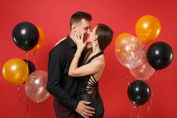 Impresionante Pareja Joven Ropa Negra Celebrando Fiesta Cumpleaños Aislada Globos —  Fotos de Stock