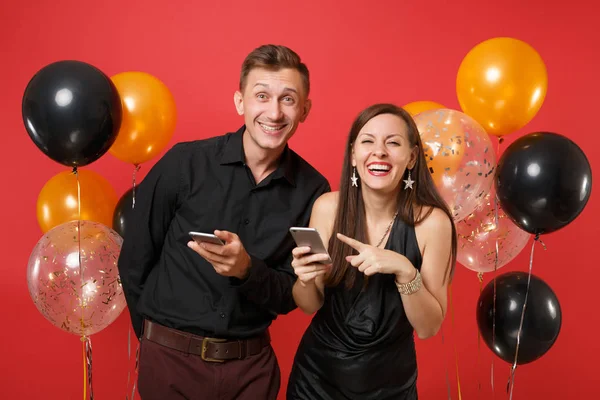 Coppia Vestiti Neri Messaggistica Nel Cellulare Che Celebra Festa Compleanno — Foto Stock