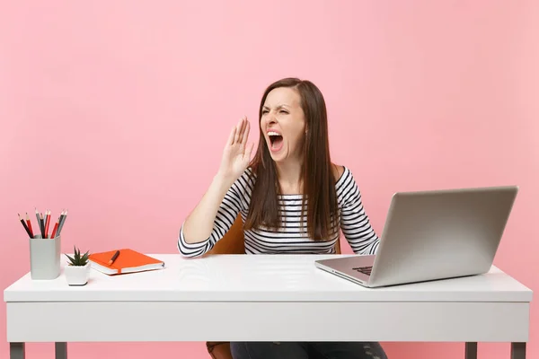 Jeune Fille Colère Criant Tout Travaillant Sur Projet Assis Bureau — Photo