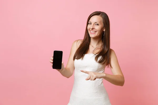 Hübsche Braut Brautkleid Zeigt Mit Dem Zeigefinger Auf Handy Mit — Stockfoto