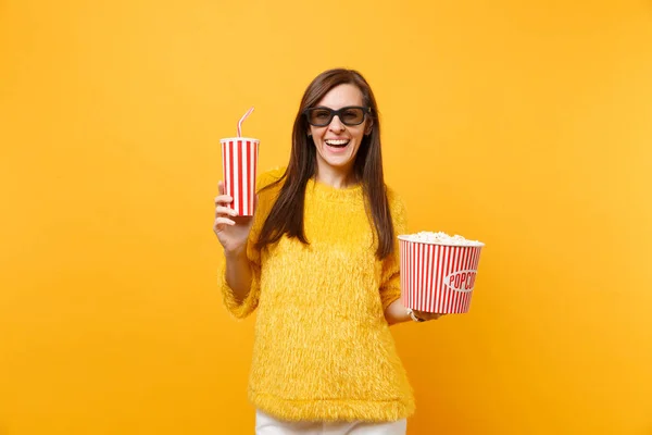 Uśmiechnięta Młoda Kobieta Okulary Imax Oglądanie Filmu Trzymając Wiadro Popcornu — Zdjęcie stockowe