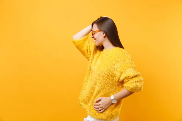 Vista Laterale Attraente Giovane Donna Maglione Pelliccia Occhiali Arancioni Mettendo — Foto Stock