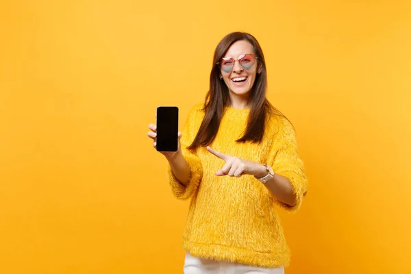 Směje Mladá Žena Brýlích Srdce Ukazující Ukazováček Mobilním Telefonu Prázdné — Stock fotografie