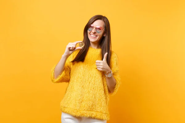 Radostné Mladá Žena Brýlích Srdce Ukazuje Palcem Nahoru Hospodářství Bitcoin — Stock fotografie