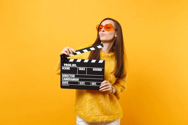 Hermosa Joven Gafas Corazón Naranja Mirando Lado Sosteniendo Clásica Película — Foto de Stock