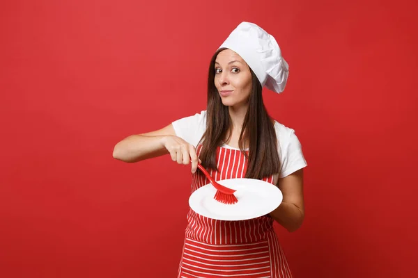 요리사 요리사 줄무늬 앞치마 티셔츠 요리사 배경에 베이커 설거지 브러시로 — 스톡 사진
