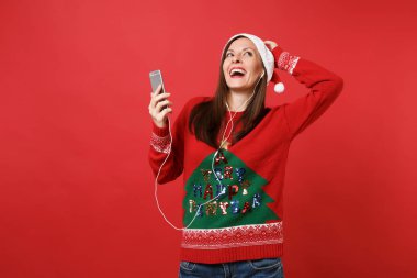 Komik Noel Baba kızı ararken kulaklık, cep telefonu dinlemek müzik kırmızı zemin üzerine izole kafasına koymak elini tut. Mutlu yeni yıl 2019 kutlama tatil parti kavramı. Kopyalama alanı alay