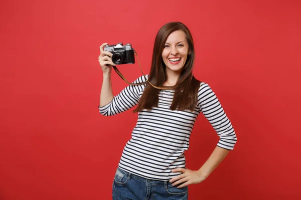 Retrato Una Mujer Joven Sonriente Con Ropa Rayas Que Sostiene — Foto de Stock