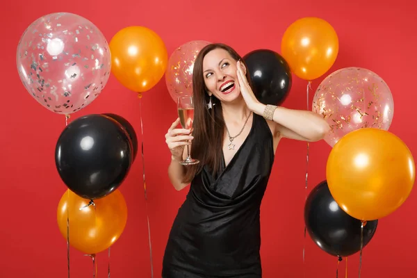 Menina Sonhadora Vestido Preto Celebrando Olhando Para Cima Segurar Copo — Fotografia de Stock