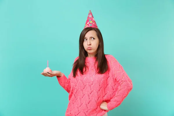 Mulher Ofendida Camisola Rosa Malha Chapéu Aniversário Olhando Para Cima — Fotografia de Stock