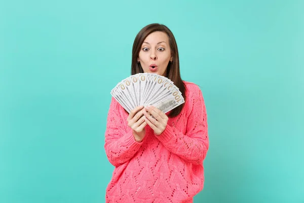 Zszokowany Młoda Kobieta Dzianiny Różowy Sweter Patrząc Wiele Kilka Dolarów — Zdjęcie stockowe