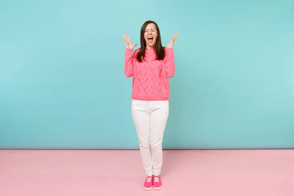 Ritratto Figura Intera Giovane Donna Sorridente Maglione Rosa Lavorato Maglia — Foto Stock