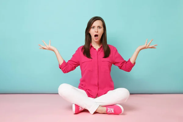 Retrato Larga Duración Una Joven Enojada Blusa Camisa Rosa Pantalones — Foto de Stock