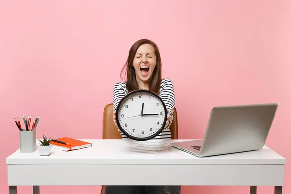 Junge Frau Schreit Hält Rund Die Uhr Wecker Sitzen Arbeitet — Stockfoto