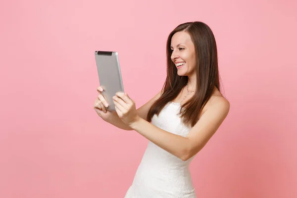笑顔花嫁の女性 Selfie タブレット コンピューターでショットを取ることを作業のウェディング ドレスのピンクの背景に分離されたビデオ通話 結婚式のリストを行います お祝いの組織 コピー スペース — ストック写真
