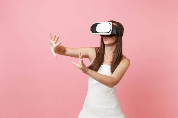 Vrouw Van Bruid Witte Trouwjurk Hoofdtelefoon Van Virtual Reality Touch — Stockfoto