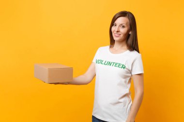 Beyaz gülümseyen kadın portresi t-shirt ile yazılı yazıt yeşil başlık üzerinde sarı arka plan izole boş karton kutu ile gönüllü. Gönüllü ücretsiz destek yardım, sadaka zarafet kavramı