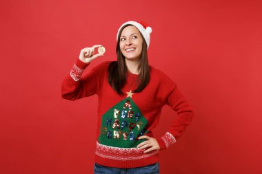 Ararken, holding bitcoin, gelecekteki para birimi, izole kırmızı zemin üzerine altın renk metal madeni para neşeli Noel Baba kız. Mutlu yeni yıl 2019 kutlama tatil parti kavramı. Kopyalama alanı alay