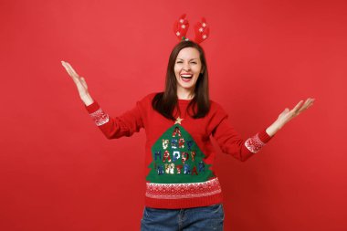 Noel Baba kız örgü kazak, dekoratif geyik boynuzları eller yayılan başındaki kırmızı zemin üzerine izole eğlenceli gülüyor. Mutlu yeni yıl 2019 kutlama tatil parti kavramı. Kopyalama alanı alay