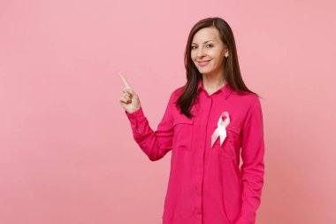 Pastel duvar arka planda, stüdyo portre izole pembe ipek kurdele simgesi olan gül giysili bir kadın. Tıbbi sağlık Jinekolojik Onkoloji, meme kanseri bilinçlendirme kavramı. Kopyalama alanı alay