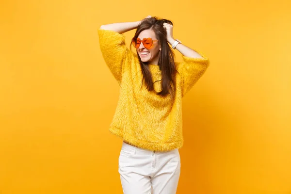 Mujer Joven Bastante Sonriente Con Los Ojos Cerrados Suéter Piel —  Fotos de Stock