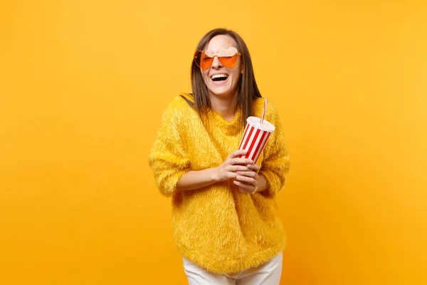 Mujer Joven Riéndose Suéter Piel Corazón Gafas Color Naranja Sosteniendo — Foto de Stock