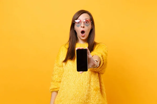 Šokovaná Mladá Žena Brýlích Srdce Ukazuje Kameru Mobilního Telefonu Prázdná — Stock fotografie