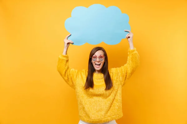 Vrolijke Mooie Jonge Vrouw Hart Brillen Houden Lege Lege Blauwe — Stockfoto